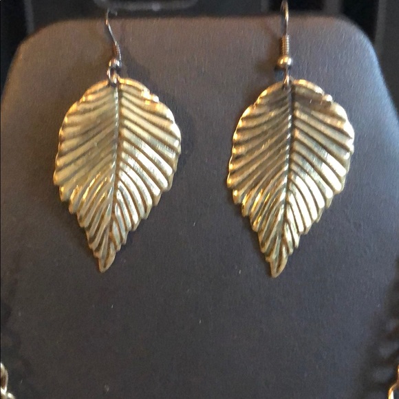 Beautiful 🍂 Necklace with matching earrings. - Picture 3 of 5